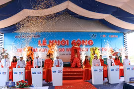 Các đại biểu phát lệnh khởi công dự án. (Ảnh: Công Thử/TTXVN)