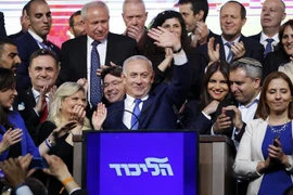 Thủ tướng Israel Benjamin Netanyahu (giữa) mừng chiến thắng với những người ủng hộ tại trụ sở đảng Likud ở Tel Aviv, ngày 10/4/2019. (Ảnh: AFP/ TTXVN)