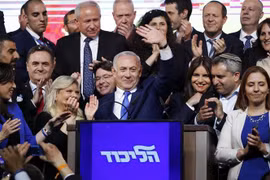 Thủ tướng Israel Benjamin Netanyahu (giữa) mừng chiến thắng với những người ủng hộ tại trụ sở đảng Likud ở Tel Aviv, ngày 10/4/2019. (Ảnh: AFP/ TTXVN)