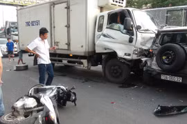 Hiện trượng vụ tai nạn giao giao thông. (Ảnh: Đức Thọ/TTXVN)