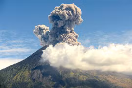 Núi lửa Agung trên đảo Bali, Indonesia, phun tro bụi ngày 6/7/2018. (Ảnh: AFP/ TTXVN)