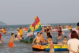 Biển Cửa Lò trong dịp 30/4/2019 luôn trong tình trạng quá tải. (Ảnh: Nguyễn Văn Nhật/Vietnam+)