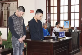 Bị cáo Bùi Văn Hiền và Bùi Văn An nghe tòa tuyên án. (Ảnh: Vũ Hà/TTXVN)