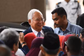 Cựu Thủ tướng Malaysia Najib Razak (giữa) tới tòa án ở Kuala Lumpur ngày 3/4. (Ảnh: AFP/TTXVN)