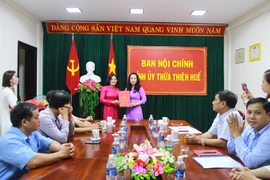 Bà Đoàn Thị Thanh Huyền, Trưởng Ban Tổ chức Tỉnh ủy (trái) trao Quyết định bổ nhiệm Phó Trưởng Ban Nội chính Tỉnh ủy Thừa Thiên - Huế cho bà Đặng Thị Mỹ Ngọc. (Ảnh: Quốc Việt/Vietnam+)