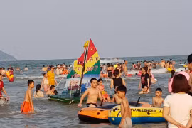 Biển Cửa Lò trong dịp 30/4/2019 luôn trong tình trạng quá tải. (Ảnh: Nguyễn Văn Nhật/Vietnam+)