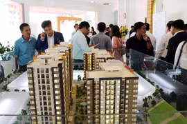Tham quan mô hình nhà ở xã hội cho người thu nhập thấp. (Ảnh: Công Thử/TTXVN)