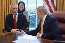 Tổng thống Mỹ Donald Trump (phải) trong cuộc gặp Trưởng đoàn đàm phán thương mại cấp cao của Trung Quốc, Phó Thủ tướng Lưu Hạc (trái) tại Washington DC., ngày 4/4/2019. (Ảnh: AFP/TTXVN)