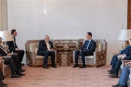 Tổng thống Syria Bashar al-Assad (giữa, phải) và Ngoại trưởng Iran Mohammad Javad Zarif (giữa, trái) trong cuộc gặp tại Damascus ngày 16/4/2019. (Ảnh: AFP/ TTXVN)