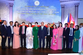 Thủ tướng Nguyễn Xuân Phúc chụp ảnh chung với đại diện cộng đồng người Việt Nam tại Séc. (Ảnh: Thống Nhất/TTXVN)