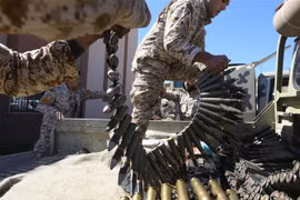 Lực lượng ủng hộ Chính phủ Libya giao tranh với các tay súng từ miền Đông tại ngoại ô Tripoli ngày 8/4/2019. (Ảnh: AFP/TTXVN)
