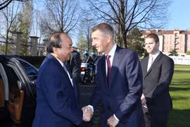 Thủ tướng Cộng hoà Séc Andrej Babis đón Thủ tướng Nguyễn Xuân Phúc. (Ảnh: Thống Nhất/TTXVN)