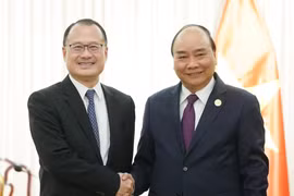 Thủ tướng Nguyễn Xuân Phúc tiếp Chủ tịch Tập đoàn Sunwah của Hongkong-Trung Quốc, ông Jonathan Choi. (Ảnh: Thống Nhất/TTXVN)