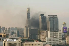 Khói bốc lên tại hiện trường vụ cháy trung tâm thương mại Central World ở Bangkok, Thái Lan ngày 10/4/2019. (Ảnh: Orchidmo/TTXVN)