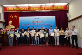 Các tác giả nhận giải ba. (Nguồn: PV/Vietnam+)