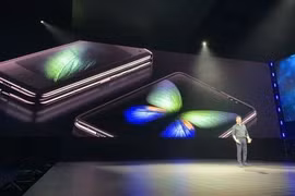Điện thoại Samsung Galaxy Fold được giới thiệu tại San Francisco, Mỹ ngày 20/2/2019. (Ảnh: Kyodo/TTXVN)