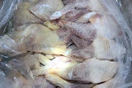 Số đùi gà không rõ nguồn gốc, xuất xứ, không đảm bảo vệ sinh thực phẩm thu giữ được. (Ảnh: Việt Hùng/TTXVN)