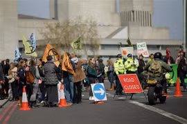 Người biểu tình chống biến đổi khí hậu phong tỏa cầu Waterloo ở London, Anh, ngày 15/4/2019. (Ảnh: THX/ TTXVN)