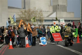 Người biểu tình chống biến đổi khí hậu phong tỏa cầu Waterloo ở London, Anh, ngày 15/4/2019. (Ảnh: THX/ TTXVN)