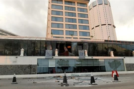 Hiện trường vụ nổ tại một khách sạn ở Colombo, Sri Lanka, ngày 21/4/2019. (Ảnh: AFP/ TTXVN)