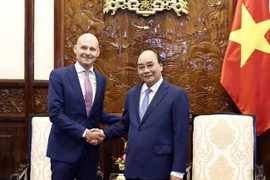 Chủ tịch nước Nguyễn Xuân Phúc tiếp đại sứ các nước đến trình Quốc thư