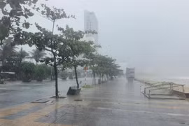 Gió giật mạnh liên hồi kèm theo mưa lớn khu vực ven biển Mỹ Khê, Đà Nẵng. (Ảnh: Văn Dũng/TTXVN)