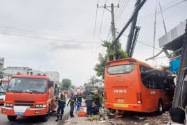 Cà Mau: Xe khách tông vào quán càphê, khiến 5 người thương vong