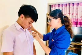 Trao tặng Huy hiệu Tuổi trẻ dũng cảm cho học sinh cứu người đuối nước
