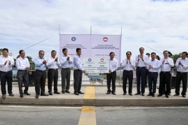 Bàn giao nhà Đại đoàn kết và tặng quà cho người dân vùng biên giới