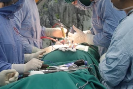 Bác sỹ khuyến cáo cách phát hiện, xử lý hành vi tự ăn tóc ở trẻ em