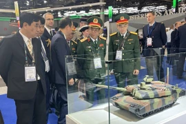Đoàn Bộ Quốc phòng Việt Nam tham quan Triển lãm Vũ khí Lục quân Eurosatory. (Ảnh: TTXVN)