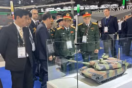 Đoàn Bộ Quốc phòng Việt Nam tham quan Triển lãm Vũ khí Lục quân Eurosatory. (Ảnh: TTXVN)