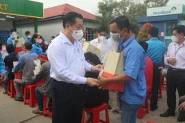 Trưởng ban Tuyên giáo TW tặng quà Tết cho công nhân, người lao động