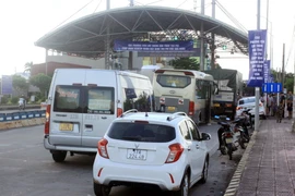 Trạm thu phí BOT Thanh Nê ùn tắc, nhiều phương tiện chọn lối đi tắt