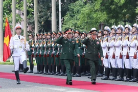 Thượng tướng Nguyễn Tân Cương và Trung tướng Khamliang Outhakaysone duyệt đội Danh dự QĐND Việt Nam. (Ảnh: Trọng Đức/TTXVN)