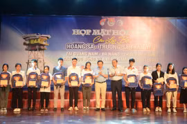 Trao học bổng Vừ A Dính cho học sinh, sinh viên có hoàn cảnh khó khăn