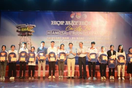 Trao học bổng Vừ A Dính cho học sinh, sinh viên có hoàn cảnh khó khăn
