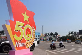 Lô gô tuyên truyền 50 năm ngày giải phóng Quảng Trị được đặt tại trung tâm thành phố Đông Hà. (Ảnh: Nguyên Lý/TTXVN)