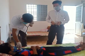 Cháu T hiện được Trung tâm bảo trợ xã hội tỉnh Cà Mau tiếp nhận bảo vệ, nuôi dưỡng tạm thời. (Ảnh: TTXVN phát)