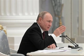 Tổng thống Nga Vladimir Putin chủ trì cuộc họp khẩn với Hội đồng An ninh tại Moskva, ngày 21/2/2022. (Ảnh: AFP/TTXVN) 
