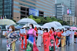 Diễu hành trang phục dân tộc tại Quảng trường Gwanghwamun ngày 4/9. (Ảnh: Khánh Vân/Vietnam+)