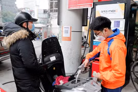 Mua bán xăng dầu tại một điểm kinh doanh xăng dầu trên đường Trần Khát Trân, quận Hai Bà Trưng, Hà Nội. (Ảnh: Trần Việt/TTXVN)