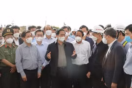 Thủ tướng Phạm Minh Chính kiểm tra khu vực thi công hầm Dốc Sạn thuộc thành phần dự án cao tốc đoạn Nha Trang-Cam Lâm. (Ảnh: Dương Giang/TTXVN)