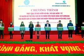 Tặng gần 1.000 thẻ bảo hiểm y tế cho người dân có hoàn cảnh khó khăn