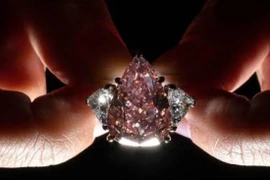 Đấu giá viên kim cương hồng Fortune Pink cỡ lớn đặc biệt quý hiếm