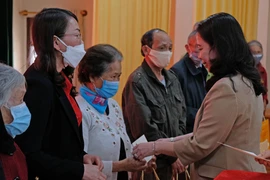 Phó Chủ tịch nước tặng quà gia đình chính sách tại tỉnh Lâm Đồng