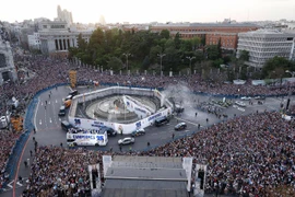 Cận cảnh 'biển người' chào đón đương kim vô địch Real Madrid