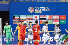 Thắng đậm Hàn Quốc 5-1, tuyển futsal Việt Nam giành ngôi đầu bảng