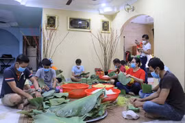Những chiếc bánh chưng chứa chan tình đồng bào cho người Việt xa quê