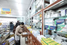 Sau khi có hướng dẫn bán thuốc từ Bộ Y tế, hệ thống nhà thuốc FPT Long Châu đã chính thức mở bán thuốc kháng virus điều trị COVID-19 có thành phần hoạt chất chứa Molnupiravir. (Ảnh: Minh Quyết/TTXVN) 